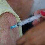 Algumas pessoas ainda acham que as vacinas são feitas para adoecer ao invés de proteger. Entretanto, os imunizantes são testados e totalmente seguros para o combate ao Covid. (Foto: Agência Brasil)
