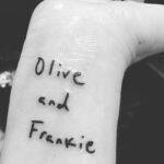 A atriz Drew Barrymore tatuou os nomes de suas filhas, Frankie e Olive no punho. (Foto: Instagram)