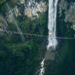 Rafael Bridi recordista atravessou a cratera do vulcão Yasur, em cima de uma fita. Sua slackline tinha apenas 2,5 centímetros de largura. Ele bateu o recorde ao atravessar o caminho de 261 metros. (Foto: Instagram)