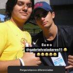 Neste último domingo (28/11), o músico abriu a famosa caixinha de perguntas e respondeu algumas curiosidades dos seguidores. Até que um dos internautas pediu: "Mostra a primeira foto do seu celular". Lucco, então, publicou o clique antigo ao lado de um amigo. Na imagem, ele aparece irreconhecível. (Foto: Instagram)