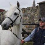 Devon gosta de torneios de cavalos e já competiu em vários deles na Irlanda. Atualmente, ele trabalha com criação de cavalos. (Foto: Instagram)