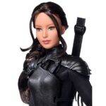 Batizada de Barbie Katniss, a boneca reproduzes exatamente todos os detalhes do figurino de Jennifer no filme. (Foto: divulgação)