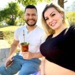 Andressa Urach mostrou o barrigão ao lado do marido, Thiago Lopes (Foto: Instagram)