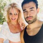 Britney e Sam Asghari anunciam publicamente que estão noivos, mas de acordo com o veículo, fontes próximas da cantora afirmam que eles nem começaram a fazer planos por conta de a audiência poder acontecer a qualquer momento. (Foto: Instagram)