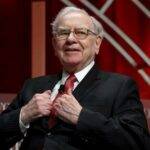 Warren Buffett, dono das ações Berkshire Hathaway, anunciou que já doou metade de sua fortuna para ações filantrópicas. (Foto: Divulgação)