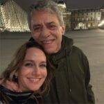 O cantor Chico Buarque, de 77 anos, vive um relacionamento com a advogada Carol Proner, que tem 47 anos. Em setembro deste ano, os dois oficializaram a relação em um cartório da cidade de Itaipava, no Rio de Janeiro. (Foto: Instagram)