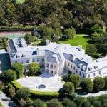 David Beckham possui uma mansão que vale nada mais, nada menos que R$ 540 milhões. A propriedade luxuosa que está localizada em Los Angeles, tem 14 quartos, 27 banheiros, piscina, quadra de tênis, academia e sala de boliche. (Foto: divulgação)