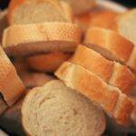 O pão é um alimento muito presentes nas manhãs dos brasileiros. Mas a farinha usada para fazer a massa, pode causar doenças como diabetes tipo 2, problemas digestivos e até mesmo a obesidade. (Foto: Unsplash)