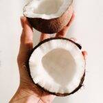 O coco é um excelente alimento e pode ser inserido em vários pratos. Por ser rico em fibras, ele melhora o funcionamento intestinal, sem contar que a água de coco é ótima para hidratar o corpo. (Foto: Unsplash)
