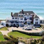 Taylor Swift é proprietária de diversos imóveis luxuosos, mas sua mansão em Rhode Island, nos Estados Unidos, se destaca. A casa possui oito quartos, dez banheiros, sala de estar com bar e lareira, além de uma bela vista para a praia. Na época em que comprou, a cantora pagou um valor de R$ 54 milhões à vista. (Foto: divulgação)