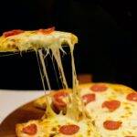 A pizza congelada não é recomendada por conta do seu excesso de sódio e de gordura, que podem ocasionar doenças cardiovasculares e aumento excessivo de peso. (Foto: Unsplash)
