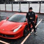 Caio Castro é apaixonado pelo mundo mobilíssimo e tem uma coleção luxuosa de automóveis em sua garagem estimada. Dentre os automóveis luxuosos está uma Ferrari 458 Spider. No valor de mercado o veículo chega a R$ 2,6 milhões. (Foto: Instagram)