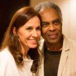 Gilberto Gil tem 79 anos, e sua esposa, Flora Gil tem 61, e juntos vivem uma linda história. (Foto: Divulgação)