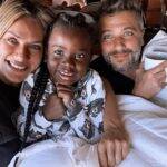 No ano de 2016, os atores Giovanna Ewbank e Bruno Gagliasso adotaram a filha Titi, natural do Malaui, país do sul da África. (Foto: Instagram)