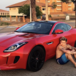 Para comemorar uma marca atingida em seu canal do Youtube, Whindersson Nunes se presenteou com um Jaguar F-Type. O carro custa em média R$ 500 mil. (Foto: Instagram)