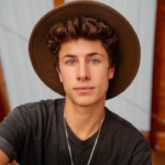 Juanpa Zurita - O ator e influenciador mexicano estourou na internet com a rede social Vine. Em 2013, Juanpa era um dos grandes nomes da plataforma e, após seu fim, migrou seu conteúdo para o YouTube e Instagram. Atualmente, ele integra o elenco da série “Luis Miguel”, da Netflix. (Foto: Instagram)