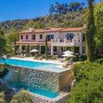 A mansão de Justin Timberlarke em Hollywood Hills, em Los Angeles, está avaliada em 193 milhões de reais. A propriedade de dois andares, tem 9 quartos, 11 banheiros, quatro lareiras, academia, cozinha gourmet, duas piscinas, sala de cinema, quadra de tênis, além de uma casa individual para hospedes. (Foto: divulgação)