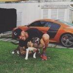 O artista possui também um Audi R8 na cor laranja, que tem um valor aproximado de R$ 600 mil. (Foto: Instagram)