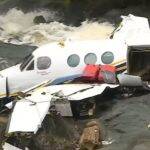 No final do ano passado, o Brasil parou com a trágica morte de Marilia Mendonça. O avião de pequeno porte que levava a cantora caiu perto de uma cachoeira na serra de Caratinga, interior de Minas Gerais. Além de Marilia, estavam a bordo o produtor Henrique Ribeiro, o tio e assessor da cantora Abicieli Silveira Dias Filho, o piloto e o copiloto do avião. Ninguém resistiu. (Foto: Rede Globo)