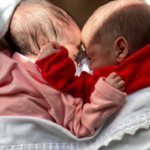 “O amor de mãe é tanto que só de olhar pra elas enxergamos um coração”, disse a mamãe coruja. (Foto: Instagram)