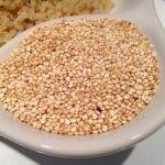 Quinoa é uma semente que possui muitos compostos fenólicos, que previnem a anemia, evitam doenças cardiovasculares e auxiliam no combate ao envelhecimento precoce da pele. (Foto: Pixabay)