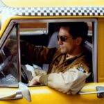 Taxi Driver: O motorista de táxi de Travis Bickle é um veterano da Guerra do Vietnã. Na trama, ele fica obcecado em ajudar uma jovem que entra em seu táxi e pede ajuda para fugir de um cafetã. (Foto: Divulgação)