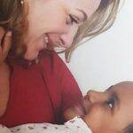 Alexandra Richter realizou o sonho de ser mãe quando adotou a filha Gabriela, que tinha apenas 3 aninhos. A atriz conta que o encontro com a filha foi de alma revela e que inclusive chegou a produzir leite materno durante anos. (Foto: Instagram)