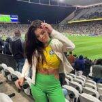 Para o jogo da Seleção brasileira contra a Colômbia, no estádio do Corinthians, em São Paulo, na última quinta-feira (11), o jogador convidou não só Bianca, que aliás levou o pai para assistir a partida do camarote, como também distribuiu convites para diversas beldades irem torcer por ele. (Foto: Instagram)