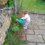 Clara regando a hortinha que seu avô fez para ela. (Foto: Instagram)