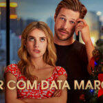 “Amor Com Data Marcada” conta a história de dois desconhecidos que resolvem fingir que são namorados nos feriados de fim de ano. (Foto: Netflix)