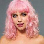 No ano de 2014, a atriz Bruna Linzmeyer precisou colorir seu cabelo de rosa. (Foto: Divulgação)