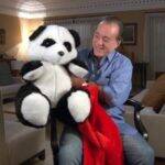 Em 2018, Jojo Todynho deu um panda de pelúcia para Tony Ramos. A artista justificou dizendo que acha ele um ursão. (Foto: TV Globo)