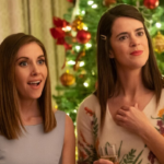 “Alguém Avisa?” - A comédia romântica LGBTQ+ de Natal é estrelada por Kristen Stewart e Mackenzie Davis. Na história, elas vivem um casal lésbico que precisa fingir ser hétero durante as festas de fim de ano em família. (Foto: Divulgação)