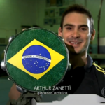 Alexandre Nero deu um pandeiro estampado com a bandeira do Brasil para o atleta olímpico Arthur Zanetti. (Foto: TV Globo)