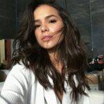 Em entrevista à revista Elle, Bruna Marquezine abriu o jogo e falou sobre sua luta contra o distúrbio alimentar. Segundo a artista, o auge do sofrimento foi em 2018, quando começou a receber muitos ataques de haters. A atriz confessou que chegava a passar o dia inteiro sem comer, e até mesmo sem tomar água. Bruna contou que quando sentia fome a noite, comia uma pizza inteira, mas logo no outro dia de manhã, tomava laxantes e colocava tudo para fora. (Foto: Instagram)