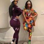 Pelo jeito Anitta gosta de surpreender as amigas com presentes inesperáveis, pois também deu um bem diferente para Cardi B. (Foto: Instagram)