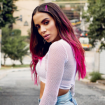 Os fios coloridos de Anitta já não surpreendem o público, pois a cantora sempre está inovando as madeixas. (Foto: Pinterest)