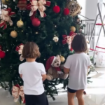 Andressa Suita publicou algumas imagens de seus filhos decorando a árvore de natal. A família escolheu investir na decoração clássica. (Foto: Instagram)