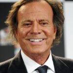 O cantor Julio Iglesias, passou por dois casamentos e teve nove filhos. (Foto: divulgação)