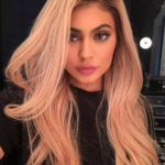 Kylie Jenner sempre adorou renovar seu hair e já teve os fios de diferentes cores. (Foto: Instagram)