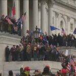 Durante a sessão de contagem dos votos na eleição americana, manifestantes a favor do Trump invadiram o Capitólio, sede do Congresso dos Estados Unidos. (Foto: Globo News)