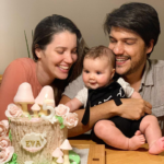 Nathalia Dill compartilhou cliques da festinha ao lado da filha e do marido, Pedro Curvello. (Foto: Instagram)