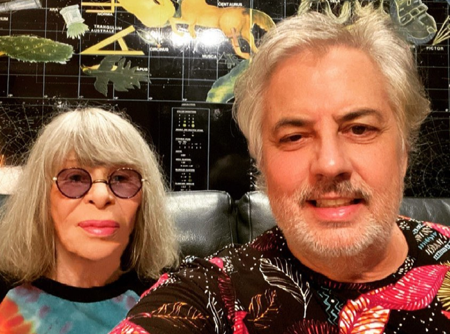 "Um ano difícil, minha querida! Que prova!", começou Roberto. "Eu te amo, eu te amo, eu te amo, estávamos juntos ontem, agora e para sempre", diz o marido Rita Lee. (Foto: Instagram)