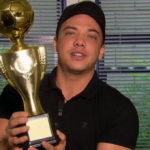 A eterna Marilia Mendonça tirou o Wesley Safadão no amigo secreto de 2016 e deu para ele um troféu. (Foto: TV Globo)