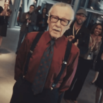 Homem de Ferro 2 (2010): Mais um filme do Homem de Ferro e mais uma cena em que Stan Lee é confundido por outra pessoa. Novamente Tony se encontra em meio a uma multidão e ao encontrar Stan Lee, Stark o cumprimenta chamando-o de Larry King, o apresentador de rádio e TV. Dessa vez ele estava de frente para você, Tony! (Foto: Divulgação)