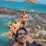 Falando em Enzo Celulari, o rapaz é amigo do casal formado por Giovanna Lancellotti e Gabriel David, ex-affair de Anitta. Juntos, eles curtiram alguns momentos em Fernando de Noronha, incluindo um passeio que rendeu uma foto para lá de espontânea. (Foto: Instagram)