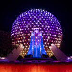 E no EPCOT, novas luzes brilham nos painéis reflexivos da Spaceship Earth. (Foto: David Roark / Divulgação)