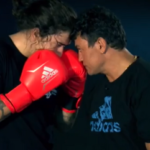 Os dois se enfrentarão em um ringue de boxe (Foto: Youtube)