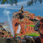 Os lixos são levados para uma central de processamento atrás da Splash Mountain, para depois ser decomposto e transformarem-se em algo útil para o parque. (Foto: Disney)