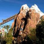 Outro brinquedo que traz um segredo é a montanha Matterhorn. Dentro dela existe uma quadra de basquete secreta, para o uso exclusivo dos funcionários. O lugar é usado como uma sala de descanso para os “Cast Members”. (Foto: Disney)